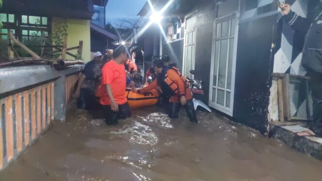 
					EVAKUASI: Proses evakuasi lansia oleh petugas gabungan dengan menggunakan perahu karet. (foto: Hafiz Rozani)