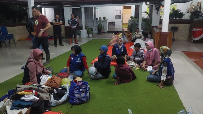 
					MENGUNGSI: Sejumlah warga terdampak banjir mengungsi di pendopo Kantor Kecamatan Dringu. (foto: Hafiz Rozani).