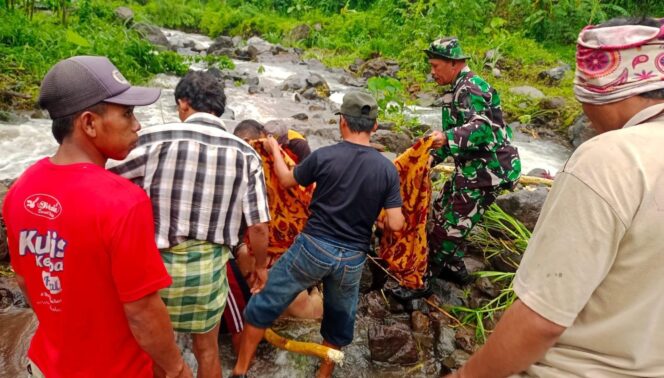 
					DITEMUKAN: Evakuasi jasad Sudri usai ditemukan satu kilometer dari titik hanyut. (foto: Ali Ya'lu).