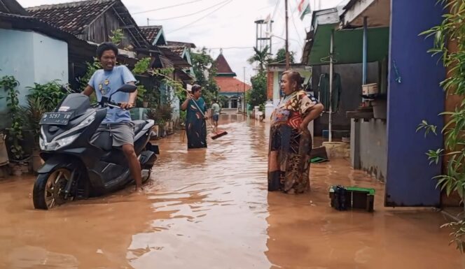 
					BELUM SURUT: Banjir yang menerjang 3 kecamatan di Kabupaten Pasuruan belum sepenuhnya surut. (foto: Moh. Rois).