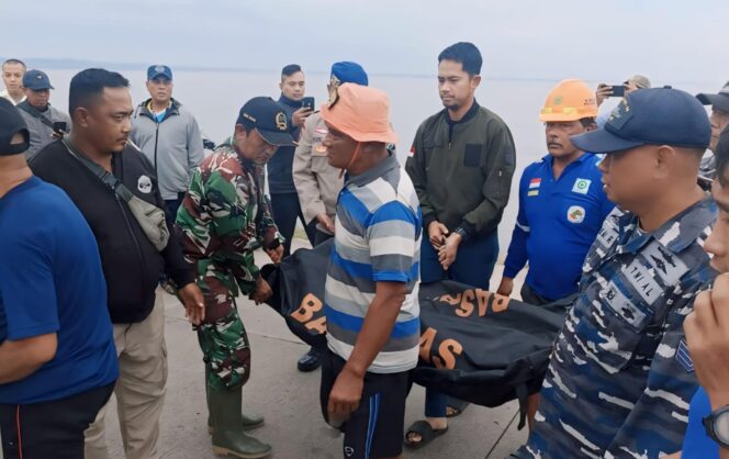 
					EVAKUASI: Jenazah nelayan pancing yang hilang sejak Sabtu (9/3/24) di perairan utara Probolinggo dievakuasi ke ambulans. (foto: Hafiz Rozani).