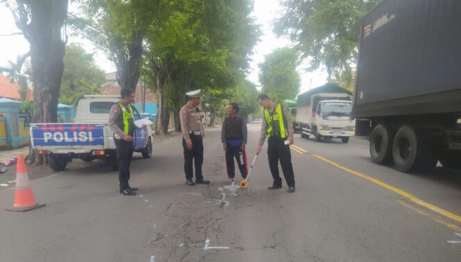 
					OLAH TKP: Anggota Satlantas Polres Pasuruan melakukan olah TKP di lokasi kecelakaan. (foto: Moh. Rois).