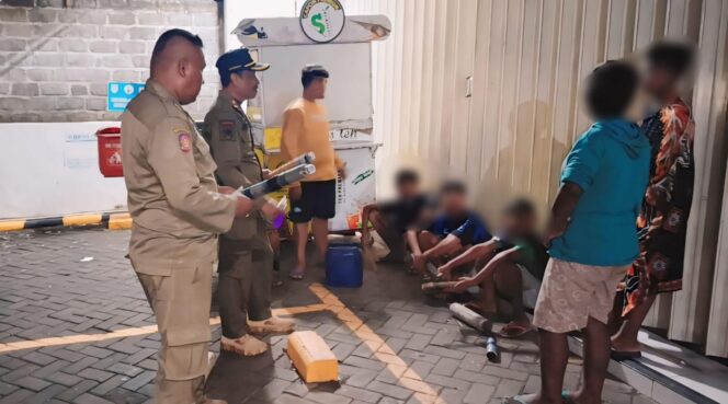 
					DIBUBARKAN: Satpol PP kota Probolinggo mengamankan petasan kaleng yang dibawa sejumlah pemuda. (foto: Hafiz Rizani)