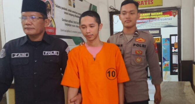 
					DITANGKAP: Satu dari dua pelaku taksi online, R-A (21), akhirnya berhasil ditangkap Polres Probolinggo Kota. (foto: istimewa).