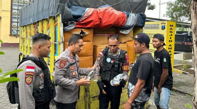
					DIGAGALKAN: Anggota Sat Samapta Polres Probolinggo saat memeriksa sopir truk bermuatan arak Bali. (foto: Humas Polres Probolinggo).