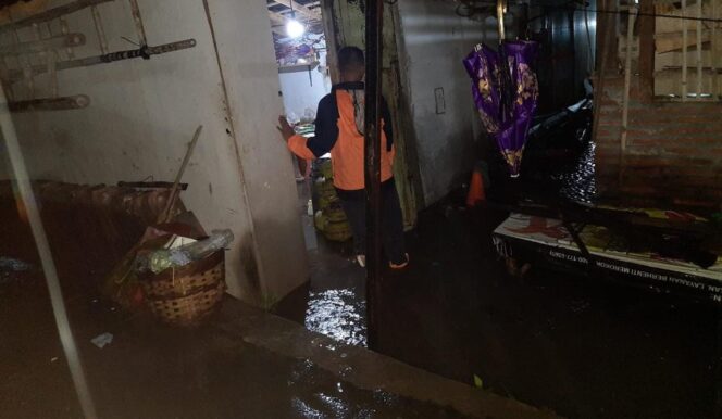 
					
TERGENANG: Akibat hujan deras, dua desa di Kecamatan Pajarakan, Kab. Probolinggo terendam banjir. (foto: Ali Ya'lu).