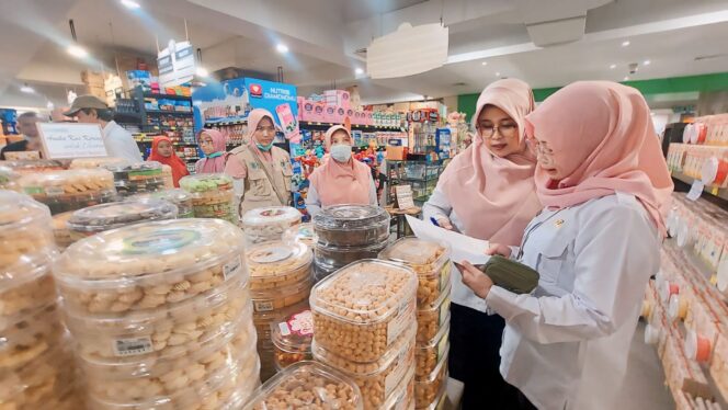 
					SIDAK: Tim Sidak Pemkot Probolinggo saat mengecek kondisi mamin di swalayan. (foto: Hafiz Rozani).