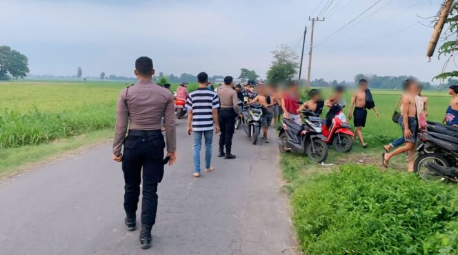 
					OBRAK: Sat Samapta Polres Probolinggo saat mengobrak-abrik balap liar di Jl. Raya Besuk, Rabu (20/3/24) sore. (foto: Bag Humas Polres Probolinggo). 