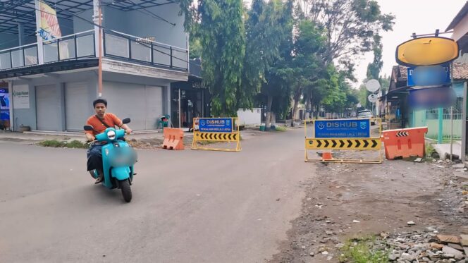 
					TUTUP: Dengan menggunakan plang, Dishub menutup jalan Gusdur bagi kendarana roda empat. (foto: Ali Ya'lu).