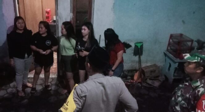 
					DITERTIBKAN: Petugas gabungan mengawasi sejumlah wanita pemandu lagu yang terjaring razia. (foto: Moh. Rois).