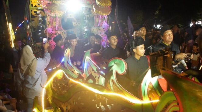 
					SERU: Salah satu peserta festival musik patrol di Lumajang saat menampilkan keahliannya. (foto: Asmadi).