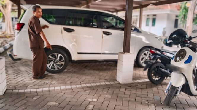 
					RAIB: Korban menunjukkan lokasi parkir motornya yang raib digondol maling. (foto: Moh. Rois).