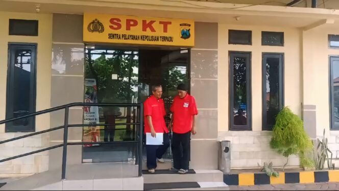 
					LAPOR: Eks Karyawan PT Kertas Leces membuat laporan di Mapolres Probolinggo, Senin (25/3/24). (foto: Ali Ya'lu).