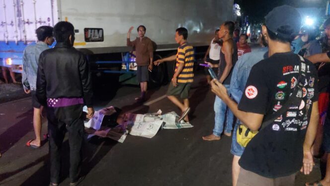 
					TRAGIS: Jasad lansia yang menjadi korban tabrak lari di jalur Pantura Wiroborang Kota Probolinggo ditutupi koran sebelum dievakuasi. (foto: Hafiz Rozani).