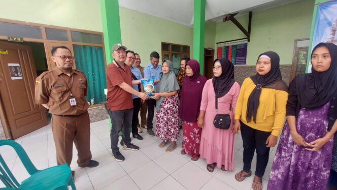 
					DERMAWAN: Direktur PT Berdikari Jawa Bersama (BJB) Yuwie Santoso menyerahkan beras kepada warga. (foto: Hafiz Rozani).