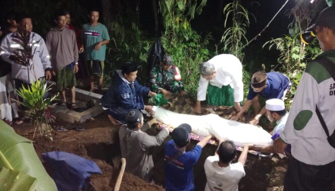
					DIKEBUMIKAN: Jasad Sunarno (66), warga Desa Pasrujambe, Kecamatan Pasrujambe, Kabupaten Lumajang, saat hendak dikebumikan. (foto: Asmadi).