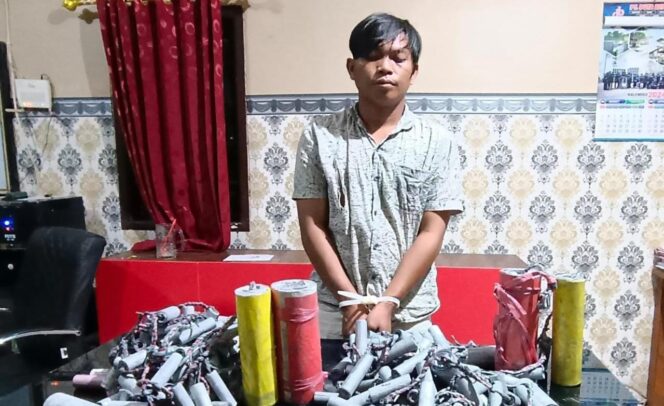 
					DITANGKAP: Fadhillah (26) ditangkap anggota Polsek Purwosari, Polres Pasuruan, pasca diketahui meracik dan menjual petasan. (foto: Moh. Rois).