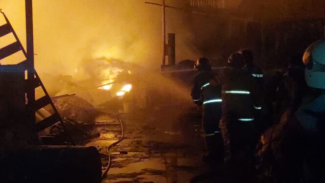 
					KERJA KERAS: Proses pemadaman api yang melalap gudang rongsokan di Mayangan, Kota Probolinggo. (foto: Hafiz Rozani).