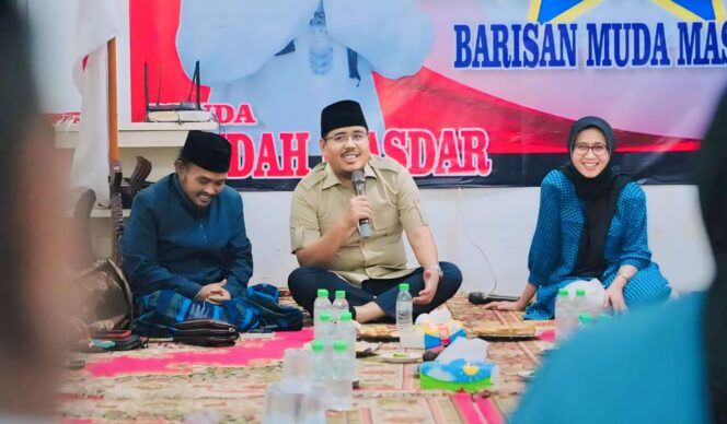
					KONSOLIDASI: Anwar Saddad (tengah) bersama Indah Amperawati, saat menghadiri silaturahmi kader Partai Gerindra di Lumajang. (foto: FB Anwar Saddad).