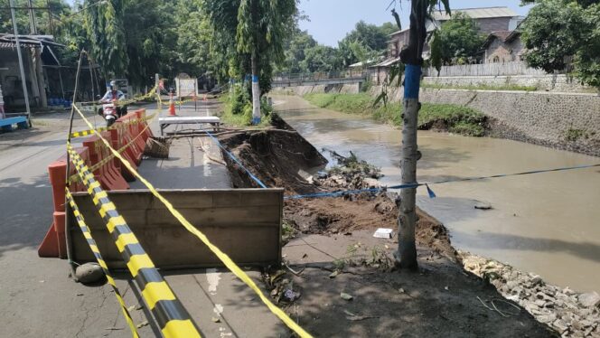
					AMBROL: Akibat seringnya diguyur hujan, TPT Kali Kertosono Kelurahan Sidomukti, Kec. Kraksaan rusak. (foto: Ali Ya'lu)