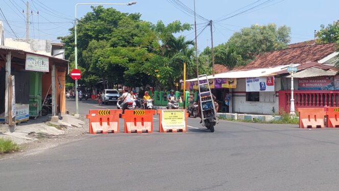 
					SEARAH: Jalan KH. Mansyur yang dilakukan uji coba satu jalur ditutup dengan menggunakan barrier. (foto: Hafiz Rozani).
