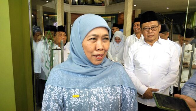
					Khofifah Indar Parawansa saat menghadiri santunan anak yatim di Kantor PCNU Kabupaten Pasuruan, Selasa (2/4/2024). (foto: Moh. Rois).