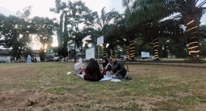 
					NGABUBURIT: Sejumlah warga ngabuburit di Alun-alun Kota Probolinggo. (foto: Hafiz Rozani).