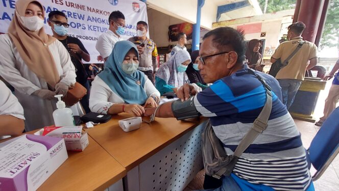
					CEK KESEHATAN: Petugas mengecek kesehatan kru bus di Terminal Bayuangga, Probolinggo. (foto: Hafiz Rozani)