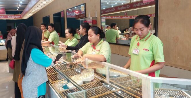 
					RAMAI: Warga padati toko emas di Kota Probolinggo untuk membeli perhiasan.  (foto: Hafiz Rozani).