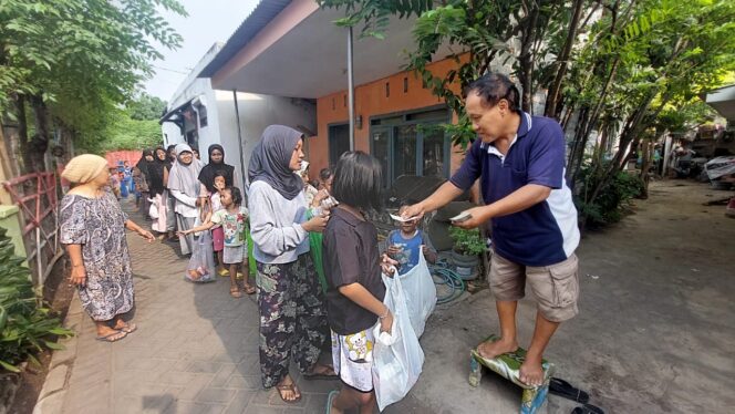 
					BIBIBI Anak-anak sedang berebut makanan dan uang yang dibagikan warga Kota Probolinggo menjelang lebaran. (foto: Hafiz Rozani)