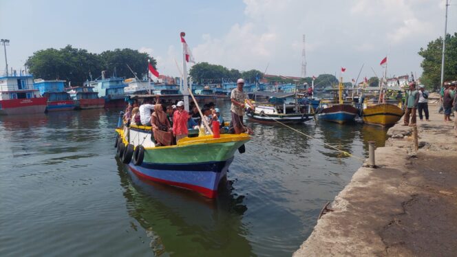 
					PETOLEKORAN: Sejumlah kapal milik warga Giliketapang silih berganti datang ke pelabuhan Kota Probolinggo. (foto: Hafiz Rozani).