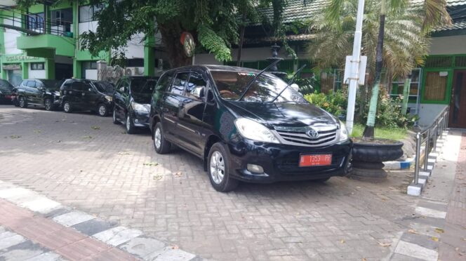 
					PARKIR: Sejumlah mobil dinas yang terparkir di kantor Pemkot Probolinggo. (foto: Hafiz Rozani).