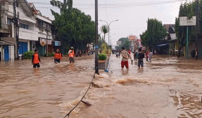 
					LUMPUH: Jalur pantura Gadingrejo, Kota Pasuruan, lumpuh akibat tergenang banjir luapan sungai Welang. (foto: Moh. Rois).