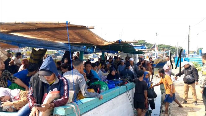 
					MUDIK: Warga Pulau Gili Mandangin berada di atas kapal penyeberangan tradisional di Pelabuhan Probolinggo. (foto: Hafiz Rozani).