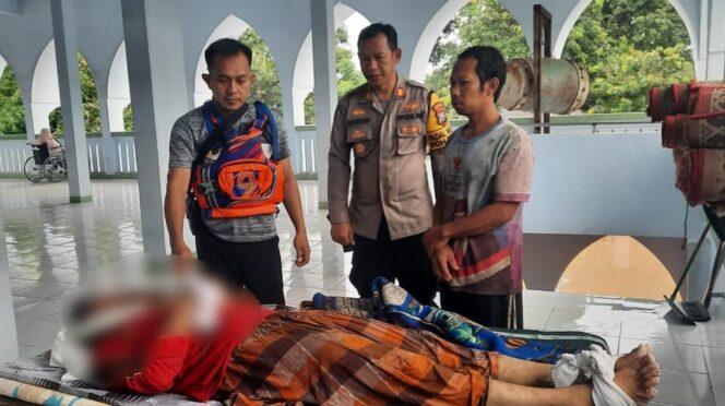 
					TEWAS: Jasad korban usai diperiksa oleh aparat kepolisian dan tim medis. (foto: Moh. Rois).