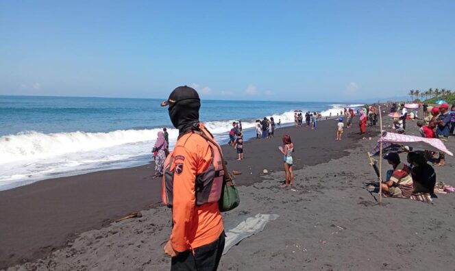 
					SIAGA: Seorang petugas BPBD Lumajang sedang mengawasi kawasan wisata Pantai Watu Pecak selama libur lebaran. (foto: Asmadi).