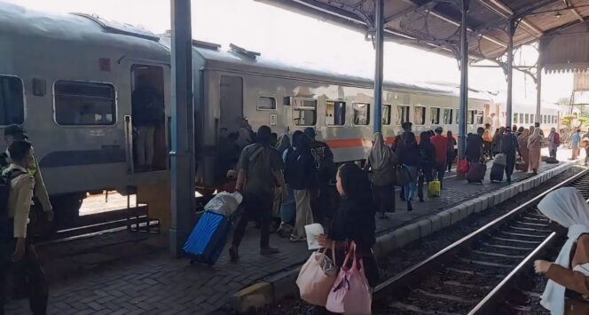 
					RAMAI: Suasana kepadatan penumpang KA di Stasiun Bangil, Kab. Pasuruan. (foto: Moh. Rois)