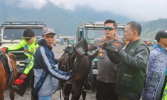 
					RAMAH: Kapolres Probolinggo, AKBP Wisnu Wardana (berkacamata, tengah) menyapa pelaku wisata di kawasan Gunung Bromo. (foto: Bag. Humas Polres Probolinggo).