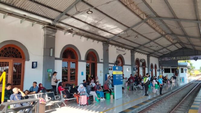
					RAMAI: Calon penumpang yang sedang menunggu kedatangan kereta api di Stasiun Probolinggo. (foto: Hafiz Rozani).