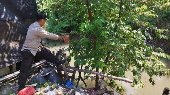 
					OLAH TKP: Anggota Polsek Beji, Polres Pasuruan, menunjukkan lokasi tenggelamnya korban. (foto: Moh. Rois).