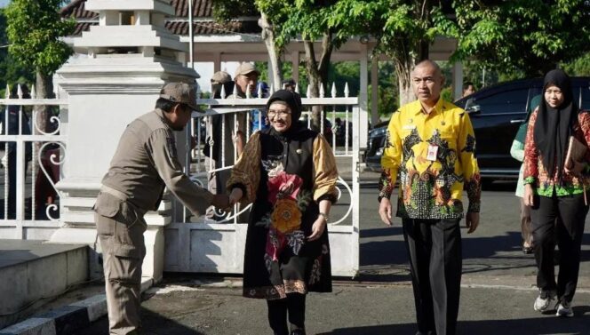 
					TEGAS: Pj. Bupati Lumajang, Indah Wahyuni (tengah) meminta ASN di jajaran Pemkab Lumajang netral menapaki tahapan Pilkada Lumajang 2024. (foto: Kominfo Lumajang).