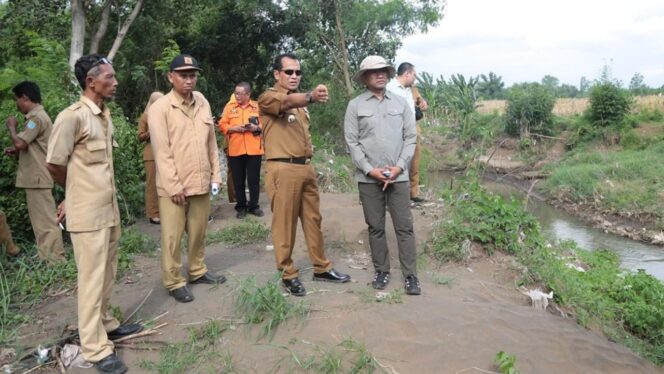 
					TINJAU: Pj Walikota, Nurkholis dan TRC Tanggap Bencana Darurat Jatim mengecek lokasi pernah terdampak banjir kiriman (Foto: Istimewa)