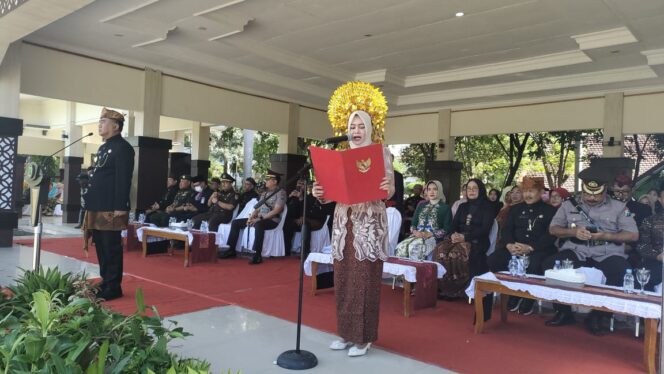 
					UPACARA HARJAKAPRO: Umil Sulistyoningsih saat membacakan sejarah berdirinya Kabupaten Probolinggo dalam Upacara Harjakapro ke 278. (foto: Ali Ya'lu).