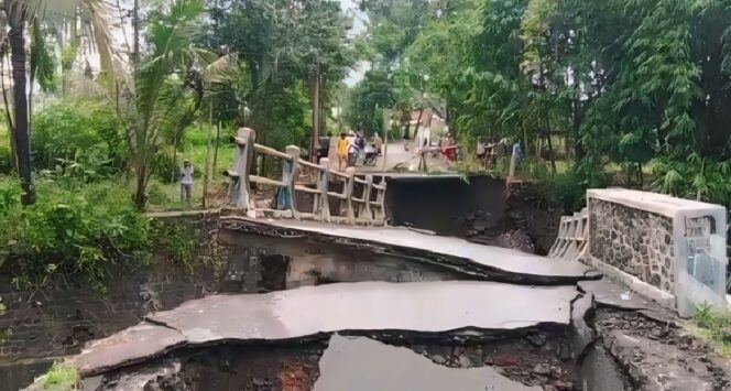 
					Tangkapan layar video salah satu jembatan rusak akibat banjir lahar hujan di Lumajang. (kreator: Asmadi).