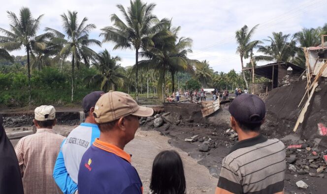 
					LUMPUH: Rusaknya jembatan Gondoruso membuat aktifitas warga di dua desa yang berseberangan, yakni Desa Gondoruso dengan Desa Pasirian di Kecamatan Pasirian, Kab. Lumajang, lumpuh. (foto: Asmadi).