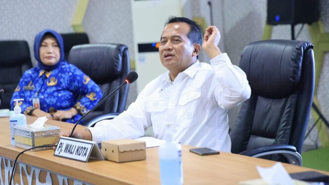 
					PAPARAN: Pj Walikota, Nurkholis, saat rapat dengan Dispopar terkait even wisata di Kota Probolinggo. (foto: Hafiz Rozani)