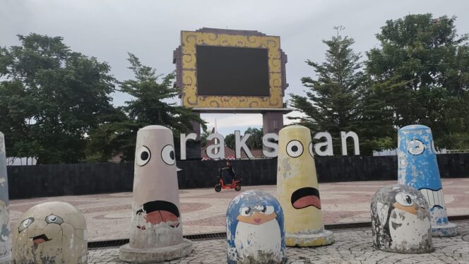 
					SEGERA DIGANTI: Videotron Alun-alun Kota Kraksaan bakal diganti setelah lama tak berfungsi. (foto: Ali Ya'lu).