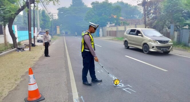 
					OLAH TKP: Anggota Satlantas Polres Pasuruan melakukan olah TKP di jalur Pasuruan - Malang pasca terjadinya kecelakaan. (foto: Moh. Rois).