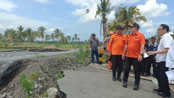 
					TURUN GUNUNG: Pj. Gubernur Jawa Timur, Adhy Karyono dan jajaran saat meninjau kawasan Jembatan Kloposawit Lumajang, yang putus diterjang banjir lahar hujan. (foto: Asmadi).