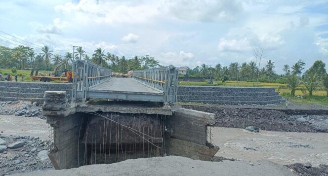 
					PUTUS: Jembatan Kloposawit di Kabupaten Lumajang putus akibat diterjang banjir lahar hujan Gunung Semeru. (foto: Asmadi).